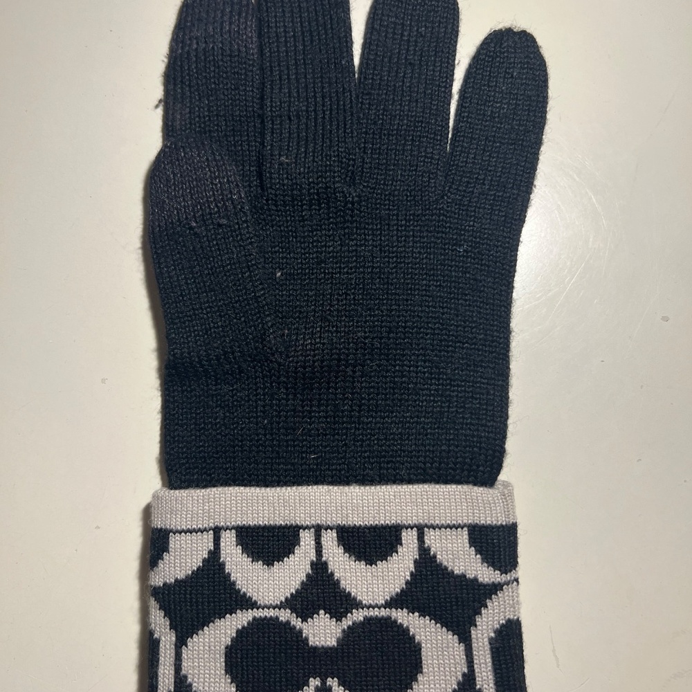 Black and White Patterned Beanie and Gloves Set - Picture 5 of 12
